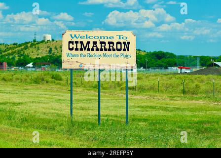 Cimarron, New Mexico, USA - 24. Juli 2023: Ein Schild heißt Besucher im Dorf Cimarron im Norden von New Mexico an der US-amerikanischen Küste willkommen Route 64. Stockfoto