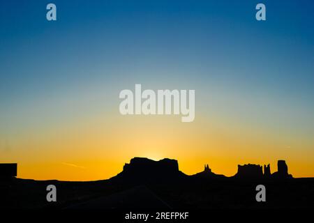 Monument Valley in Utah im Mondschein. Sonnenuntergang im Monument Valley mit Mond am Himmel Stockfoto