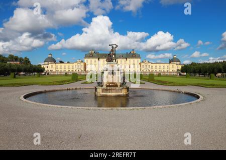 Blick auf das königliche Schloss Drottningholm aus dem 17. Jahrhundert außerhalb Stockholms, vom barocken Park aus gesehen. Stockfoto