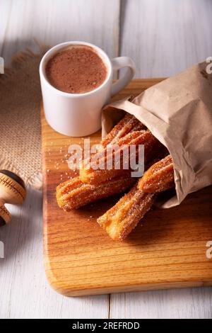 Churros. Gebratener Weizenteig, ein sehr beliebter süßer Imbiss in Spanien, Mexiko und anderen Ländern, wo man ihn üblicherweise zum Frühstück oder zum Frühstück isst Stockfoto