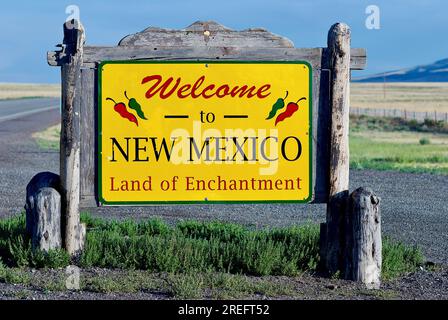 Taos County, New Mexico, USA - 22. Juli 2023: Ein Schild mit der Aufschrift „Welcome to New Mexico Land of Enchantment“ heißt Reisende an der Grenze zwischen New Mexico und Colorado willkommen. Stockfoto