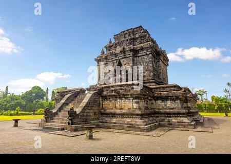 Candi Mendut, ein buddhistischer Tempel aus dem 9. Jahrhundert in der Nähe von Borobudur in Yogyakarta, Java, Indonesien. Stockfoto