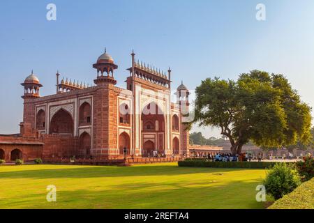 Das große Tor ist das Eingangsgebäude zum Taj Mahal Komplex in Agra, Indien. Stockfoto