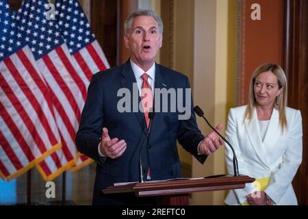 Washingon, Usa. 27. Juli 2023. Der Sprecher des Repräsentantenhauses der Vereinigten Staaten, Kevin McCarthy (Republikaner von Kalifornien), spricht und stellt den italienischen Premierminister Giorgia Meloni im US-Kapitol in Washington, DC, USA vor. Donnerstag, 27. Juli 2023. Foto: Rod Lamkey/CNP/ABACAPRESS.COM Kredit: Abaca Press/Alamy Live News Stockfoto