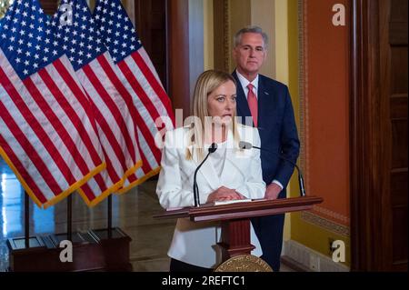 Washingon, Usa. 27. Juli 2023. Der Sprecher des Repräsentantenhauses der Vereinigten Staaten Kevin McCarthy (Republikaner von Kalifornien) hört zu, während der italienische Premierminister Giorgia Meloni im US-Kapitol in Washington, DC, USA spricht? Donnerstag, 27. Juli 2023. Foto: Rod Lamkey/CNP/ABACAPRESS.COM Kredit: Abaca Press/Alamy Live News Stockfoto