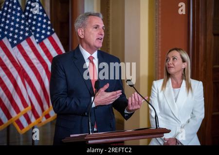 Washingon, Usa. 27. Juli 2023. Der Sprecher des Repräsentantenhauses der Vereinigten Staaten, Kevin McCarthy (Republikaner von Kalifornien), spricht und stellt den italienischen Premierminister Giorgia Meloni im US-Kapitol in Washington, DC, USA vor. Donnerstag, 27. Juli 2023. Foto: Rod Lamkey/CNP/ABACAPRESS.COM Kredit: Abaca Press/Alamy Live News Stockfoto