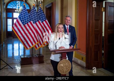 Washingon, Usa. 27. Juli 2023. Der Sprecher des Repräsentantenhauses der Vereinigten Staaten Kevin McCarthy (Republikaner von Kalifornien) hört zu, während der italienische Premierminister Giorgia Meloni im US-Kapitol in Washington, DC, USA spricht? Donnerstag, 27. Juli 2023. Foto: Rod Lamkey/CNP/ABACAPRESS.COM Kredit: Abaca Press/Alamy Live News Stockfoto