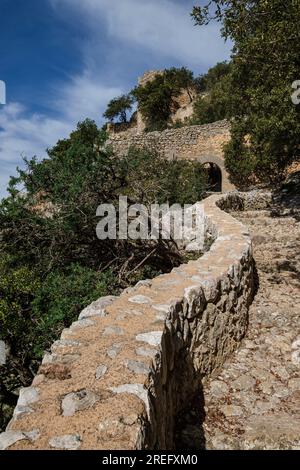 Kopfsteinpflasterpfad zur Burg Alaro, Alaro, Mallorca, Balearen, Spanien Stockfoto