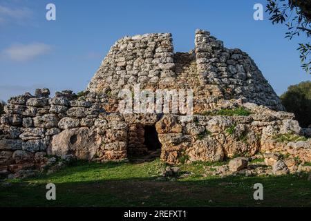 Cornia Nou, konisches Talayot und angeschlossenes Gebäude, Maó, Menorca, Balearen, Spanien Stockfoto