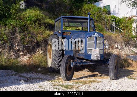 Foto eines antiken blauen Ebro Super 55-Traktors Stockfoto