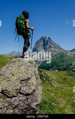 trekker auf Tour de l Ossau und Ayous Seen Tour, Pyrenäen Nationalpark, Pyrenäen Atlantiques, Frankreich Stockfoto