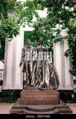 Moskau, Russland - 9. Juli 2015 Denkmal für Alexander Puschkin und Natalja Goncharova am Alten Arbat Stockfoto