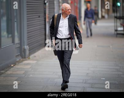 London, Großbritannien. 28. Juli 2023. HOWARD DAVIES, Vorsitzender der NatWest Group, wird in der Nähe seines Londoner Hauses gesehen. Der Vorstand der NatWest-Bankengruppe steht unter Druck nach dem Rücktritt von Peter Flavel, Chief Executive bei Coutts, und Alison Rose, Chief Executive bei NatWest, wegen eines Bankenskandals, an dem der ehemalige Politiker Nigel Farage beteiligt war. Foto: Ben Cawthra/Sipa USA Kredit: SIPA USA/Alamy Live News Stockfoto