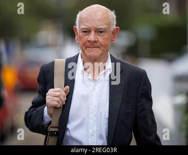 London, Großbritannien. 28. Juli 2023. HOWARD DAVIES, Vorsitzender der NatWest Group, wird in der Nähe seines Londoner Hauses gesehen. Der Vorstand der NatWest-Bankengruppe steht unter Druck nach dem Rücktritt von Peter Flavel, Chief Executive bei Coutts, und Alison Rose, Chief Executive bei NatWest, wegen eines Bankenskandals, an dem der ehemalige Politiker Nigel Farage beteiligt war. Foto: Ben Cawthra/Sipa USA Kredit: SIPA USA/Alamy Live News Stockfoto