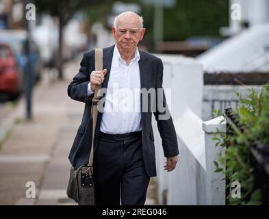 London, Großbritannien. 28. Juli 2023. HOWARD DAVIES, Vorsitzender der NatWest Group, wird in der Nähe seines Londoner Hauses gesehen. Der Vorstand der NatWest-Bankengruppe steht unter Druck nach dem Rücktritt von Peter Flavel, Chief Executive bei Coutts, und Alison Rose, Chief Executive bei NatWest, wegen eines Bankenskandals, an dem der ehemalige Politiker Nigel Farage beteiligt war. Foto: Ben Cawthra/Sipa USA Kredit: SIPA USA/Alamy Live News Stockfoto