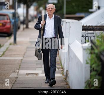 London, Großbritannien. 28. Juli 2023. HOWARD DAVIES, Vorsitzender der NatWest Group, wird in der Nähe seines Londoner Hauses gesehen. Der Vorstand der NatWest-Bankengruppe steht unter Druck nach dem Rücktritt von Peter Flavel, Chief Executive bei Coutts, und Alison Rose, Chief Executive bei NatWest, wegen eines Bankenskandals, an dem der ehemalige Politiker Nigel Farage beteiligt war. Foto: Ben Cawthra/Sipa USA Kredit: SIPA USA/Alamy Live News Stockfoto