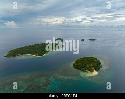 Tropische Inseln mit türkisfarbenem Wasseratoll und Korallen. Einmal Islas in Zamboanga. Mindanao, Philippinen. Stockfoto