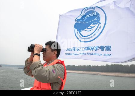 (230727) -- WUHAN, 27. Juli 2023 (Xinhua) -- Hao Yujiang, ein assoziierter Forscher des Instituts für Hydrobiologie, der Chinesischen Akademie der Wissenschaften (CAS), beobachtet den finnen Schweinswal von Yangtze am Shishou-Abschnitt des Jangtse-Flusses in der zentralchinesischen Provinz Hubei, 23. September 2022. Drei Generationen von Forschern am Institut für Hydrobiologie, der Chinesischen Akademie der Wissenschaften (CAS), haben Jahrzehnte damit verbracht, gefährdete Arten zu retten und zu pflegen - den Baiji-Delfin und den Yangtze-Tümmler. Letzteres wird als „Lächelengel des Jangtse“ bezeichnet, da es leicht ist Stockfoto