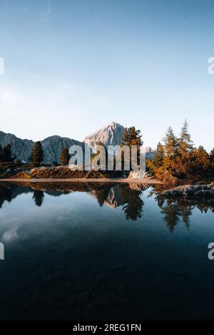 Wunderschöner Sonnenuntergang auf dem Lago di Limides im Falzarego Pass Dolomiten, Italien Stockfoto