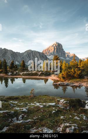 Wunderschöner Sonnenuntergang auf dem Lago di Limides im Falzarego Pass Dolomiten, Italien Stockfoto