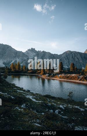 Wunderschöner Sonnenuntergang auf dem Lago di Limides im Falzarego Pass Dolomiten, Italien Stockfoto