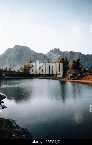 Wunderschöner Sonnenuntergang auf dem Lago di Limides im Falzarego Pass Dolomiten, Italien Stockfoto