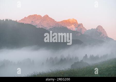 Vormittagsblick auf die Zugspitze bei einem nebligen Sonnenaufgang am Geroldsee, Bayern Deutschland Stockfoto