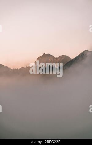 Blick auf Berge und Wälder bei Sonnenaufgang am Geroldsee, Bayern, Deutschland, Europa Stockfoto
