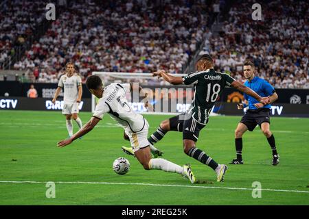 Der Real Madrid Mittelfeldspieler Jude Bellingham (5) wird während der Fußball-Champions-Tour am Mittwoch, Ju, vom Manchester United Mittelfeldspieler Casemiro (18) herausgefordert Stockfoto