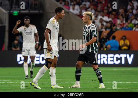 Der Mittelfeldspieler von Real Madrid Jude Bellingham (5) spricht mit dem Verteidiger von Manchester United Lisandro Martínez (6) während der Fußball-Champions-Tour am Mittwoch Stockfoto