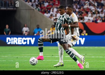 Manchester United Forward Marcus Rashford (10) wird während der Fußball-Champions-Tour am Mittwoch, den Juli, vom Real Madrid-Verteidiger Ferland Mendy (23) verteidigt Stockfoto