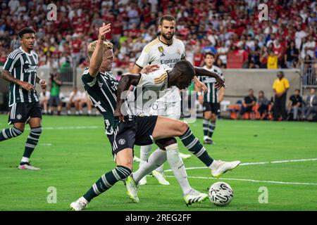 Der Real Madrid-Verteidiger Ferland Mendy (23) verteidigt den Manchester United-Mittelfeldspieler Donny van de Beek (34) während der Fußball-Champions-Tour mittwochs Stockfoto