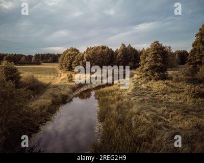 Der kleine gewundene Fluss Grabia im Zentrum Polens. Stockfoto