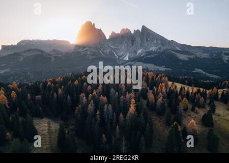 Drohnenfoto bei Alpe di Siusi Sonnenaufgang in den Dolomiten Südtirol Italien im Herbst Stockfoto