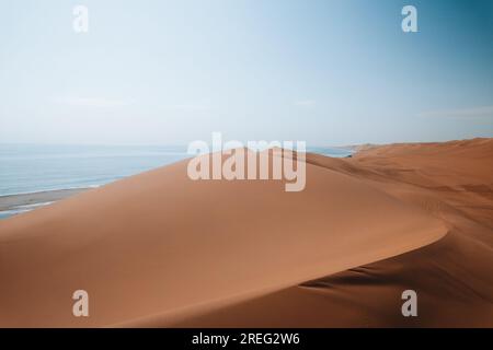 Luftdrohne, wo Wüste auf den Ozean trifft, Sandwich Harbour, Namibia, Afrika Stockfoto