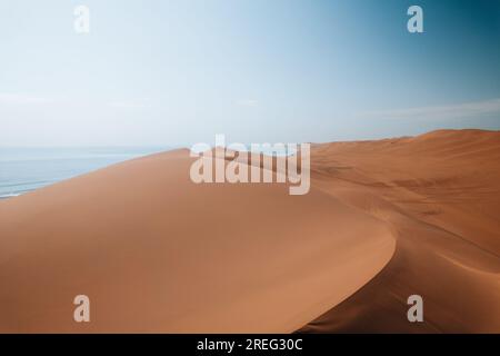 Luftdrohne, wo Wüste auf den Ozean trifft, Sandwich Harbour, Namibia, Afrika Stockfoto