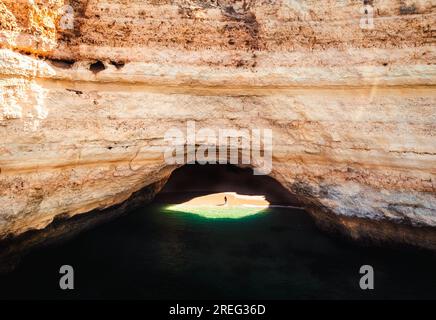 Gerahmte Luftdrohne der Benagil-Höhlen an der Algarve, Portugal Stockfoto