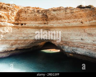 Gerahmte Luftdrohne der Benagil-Höhlen an der Algarve, Portugal Stockfoto