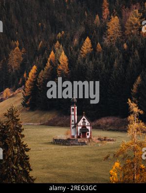 Wunderschöne Aufnahme der Kirche Chiesetta di San Giovanni in Ranui Dolomiten Italien Stockfoto