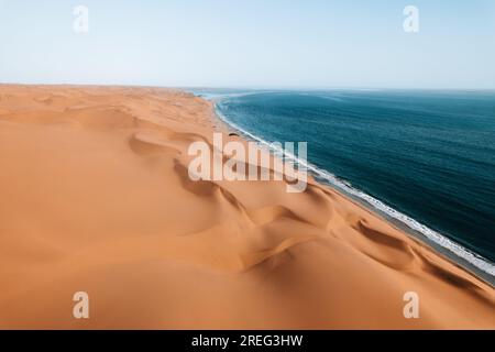 Luftdrohne, wo Wüste auf den Ozean trifft, Sandwich Harbour, Namibia, Afrika Stockfoto