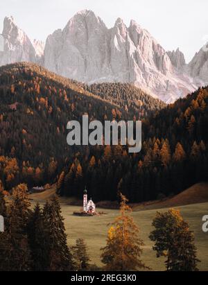 Wunderschöne Aufnahme der Kirche Chiesetta di San Giovanni in Ranui Dolomiten Italien Stockfoto