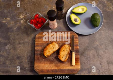 Nahaufnahme von Brotscheiben und Avocado in der Küche zu Hause Stockfoto