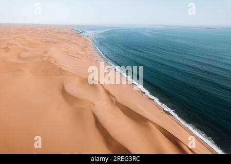 Luftdrohne, wo Wüste auf den Ozean trifft, Sandwich Harbour, Namibia, Afrika Stockfoto