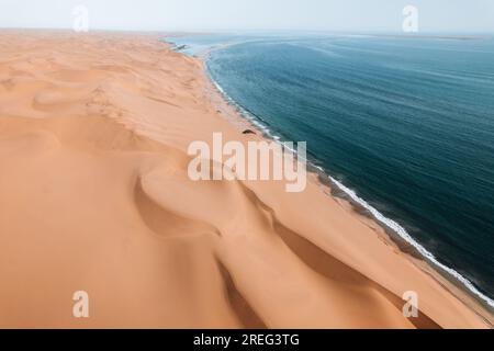 Luftdrohne, wo Wüste auf den Ozean trifft, Sandwich Harbour, Namibia, Afrika Stockfoto