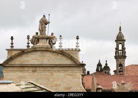 Fassade Azabachería des Santiago Peregrino, der ihn krönt, flankiert von den Königen Ordoño II. Und Alfonso III. Santiago de Compostela Galicien Spanien Stockfoto