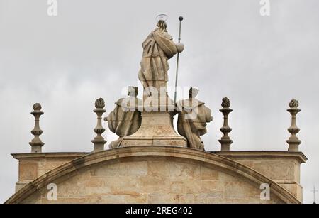 Fassade Azabachería des Santiago Peregrino, der ihn krönt, flankiert von den Königen Ordoño II. Und Alfonso III. Santiago de Compostela Galicien Spanien Stockfoto