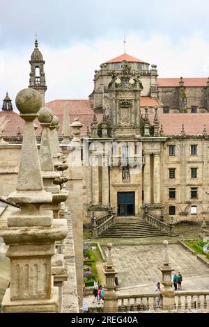 Touristen vor der Fassade des Benediktinerklosters San Martiño Pinario, heute ein Seminar Plaza de la Azabacheria Santiago de Compostela Galicien Spanien Stockfoto