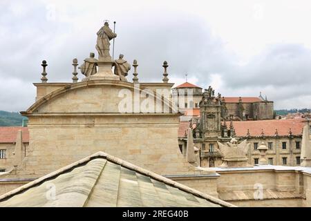 Fassade Azabachería des Santiago Peregrino, der ihn krönt, flankiert von den Königen Ordoño II. Und Alfonso III. Santiago de Compostela Galicien Spanien Stockfoto