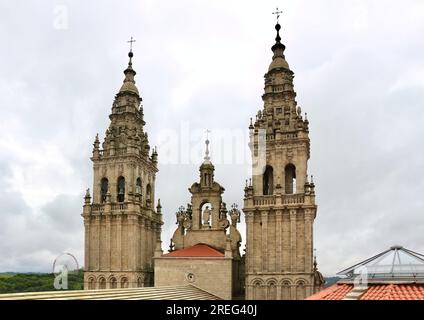 Blick von der Dachterrasse auf die Doppeltürme der Kathedrale von Santiago und das entfernte große Rad Santiago de Compostela Galicia Spanien Stockfoto