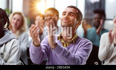 Seminar, Geschäftstreffen, Beifall. Überfülltes lächelndes Publikum, das die Rede einer Person klatscht. Stockfoto